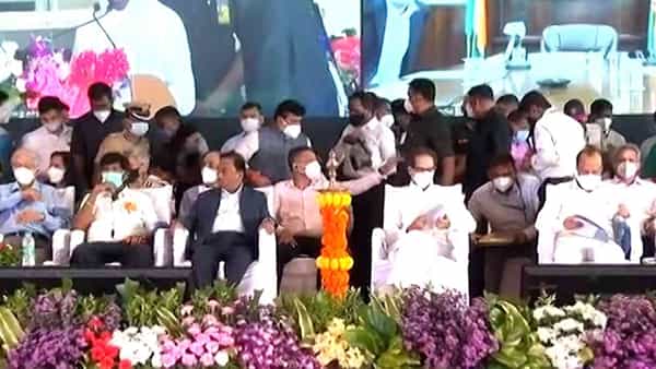 कोनशिलेचे अनावरण करून मुख्यमंत्री उद्धव ठाकरे यांच्या हस्ते चिपी येथील विमानतळाचे उद्घाटन करण्यात आले.