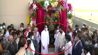 ना एकमेकांकडे पाहिलं, ना नमस्कार केला, ठाकरे-राणेंमधील टशन चिपी विमानतळावरही दिसली!