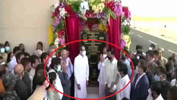 ना एकमेकांकडे पाहिलं, ना नमस्कार केला, ठाकरे-राणेंमधील टशन चिपी विमानतळावरही दिसली!