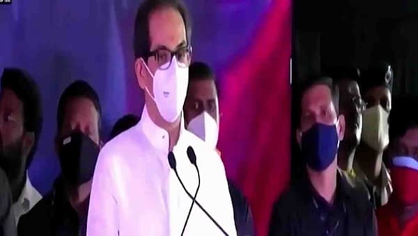 भाषणातील पहिल्याच वाक्यात उद्धव ठाकरेंकडून राणेंच्या टीकेची सव्याज परतफेड, म्हणाले कोकणाच्या मातीत बाभळीची झाडंही उगवतात