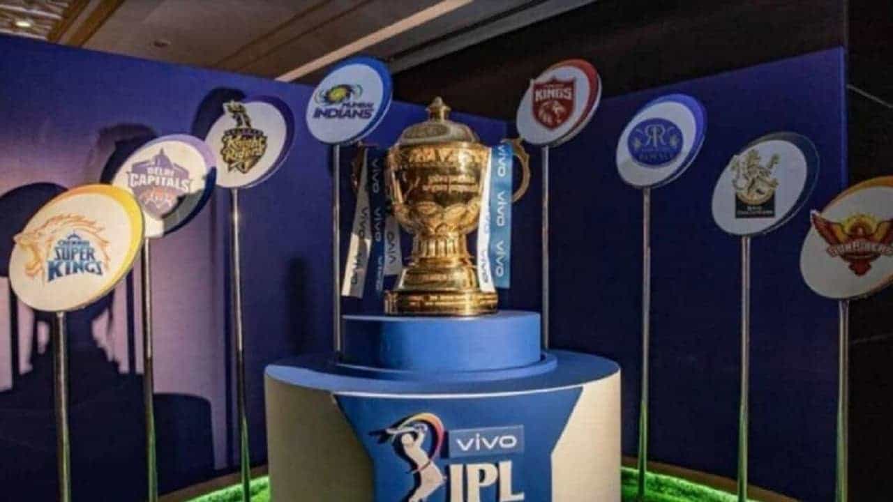 आयपीएल 2021 चे लीग सामने आता संपले असून प्लेऑफच्या सामन्यांना सुरुवात होणार आहे. प्लेऑफमध्ये चेन्नई सुपरकिंग्स, दिल्ली कॅपिटल्स, रॉयल चँलेजर्स बंगळुरु आणि कोलकाता नाईट रायडर्स हे संघ पोहोचले आहेत. विशेष म्हणजे यंदा प्लेऑफमध्ये न पोहोचलेल्या संघानी देखील अप्रतिम कामगिरी केली आहे. दरम्यान या पर्वात आतापर्यंत सर्वाधिक षटकारांचा पाऊस कोणी पाडला ते पाहूया...
