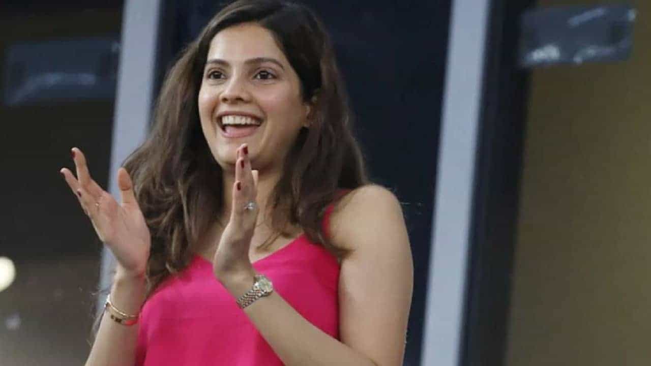 आयपीएल 2021 मध्ये सनरायजर्स हैद्राबाद संघाने खास कामगिरी केली नाही. संघाचा दिग्गज खेळाडू मनिषही आपली छाप सोडण्यात अयशस्वी ठरला. पण त्याची पत्नी आश्रिता शेट्टी (Ashrita Shetty) हिने मात्र सोशल मीडियावर धुमाकुळ घातला. हैद्राबादच्या सामन्यादरम्यान आश्रिता संघाचं प्रोत्साहन वाढवण्यासाठी मैदानात येत होती. त्याचवेळी प्रेक्षकांनी तिला पाहिला आणि तिच्या सौंदऱ्याची चर्चा सर्वत्र होऊ लागली.