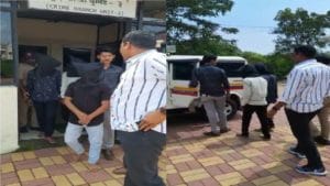 कोयत्याचा धाक, लोखंडी पाईपने मारहाण, पुण्यात पादचाऱ्यांचे मोबाईल लुटणारे तिघे जेरबंद