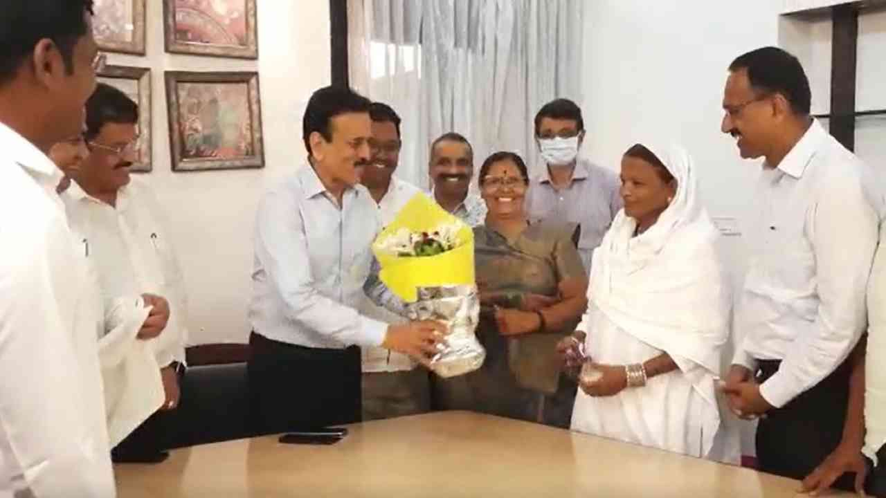 गिरीश महाजन जळगावमध्ये ॲक्शन मोडमध्ये, बंडखोर नगरसेवकांची घरवापसी, स्थायी समिती निवडणुकीपूर्वी शिवसेनेला झटका गिरीश महाजन जळगावमध्ये ॲक्शन मोडमध्ये, बंडखोर नगरसेवकांची घरवापसी, स्थायी समिती निवडणुकीपूर्वी शिवसेनेला झटका