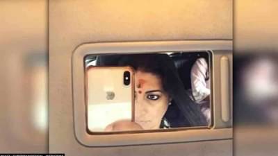 Smriti Irani  | आरशासमोर उभं राहून स्मृती इराणींचा फोटो, पोस्ट शेअर करत म्हणाल्या, माझा विरोधक बघा