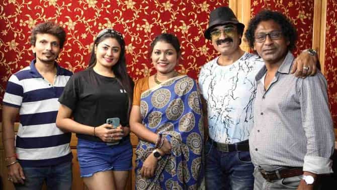 फॉरेन रिटर्न अँड वेल सेटलचा मुहूर्त, पराग भावसार टच या बॅनरखाली चित्रपटाची निर्मिती