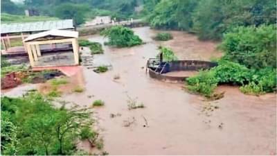 लचकंतोड्या पावसाने झोडपले, ढगफुटीसारखी हजेरी; नाशिक जिल्ह्यात द्राक्षबागांसह पिकांचे क्षणात होत्याचे नव्हते!