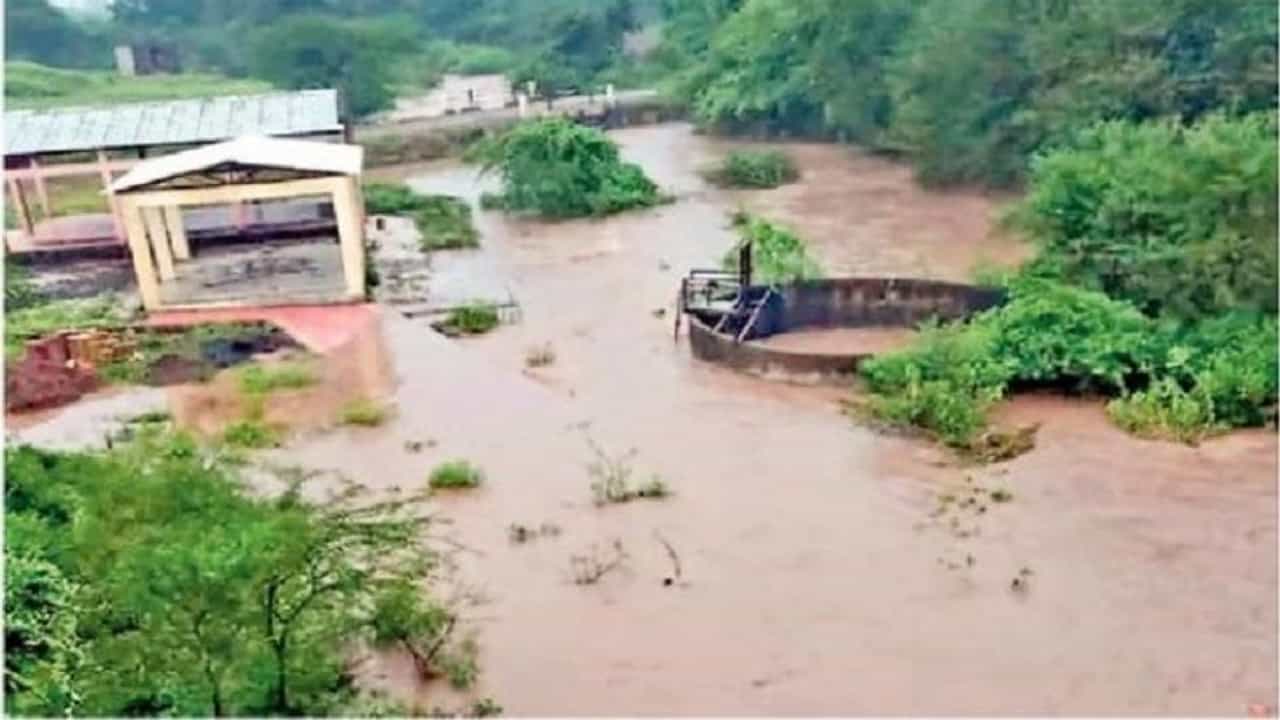 लचकंतोड्या पावसाने झोडपले, ढगफुटीसारखी हजेरी; नाशिक जिल्ह्यात द्राक्षबागांसह पिकांचे क्षणात होत्याचे नव्हते!