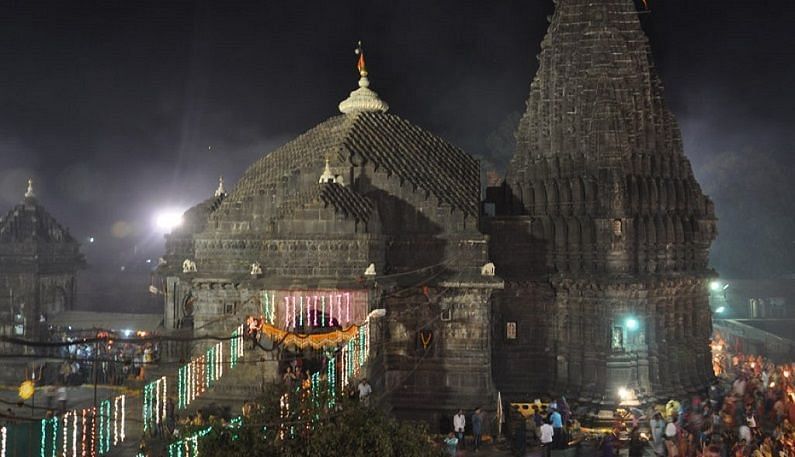 सांग कुठं ठेवू माथा, कळनाच काही: मंदिर प्रवेशावरून वादाचे मोहोळ; त्र्यंबकेश्वरच्या गर्भगृहात भाविकांना बंदी