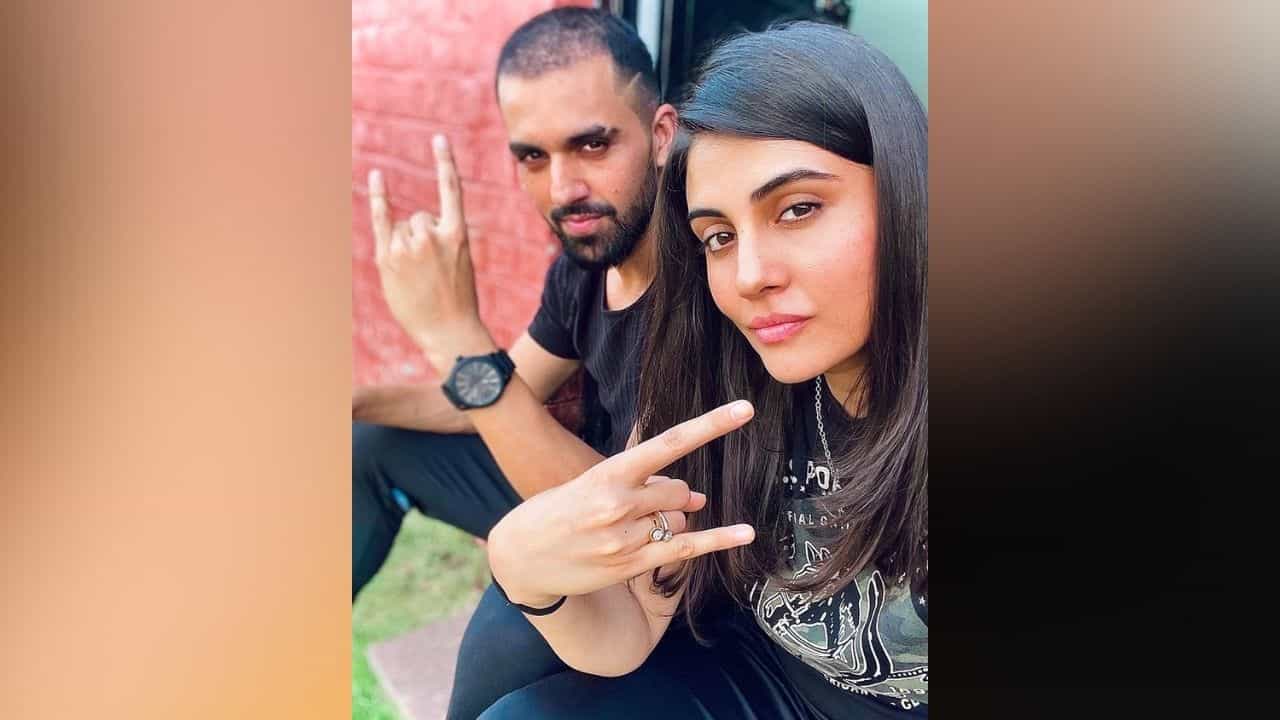 आयपीएल 2021 मध्ये पंजाब किंग्ज आणि चेन्नई सुपर यांच्यात एक सामना होता ज्यात चेन्नईच्या संघानं हा सामना गमावला. सामना संपल्यानंतर चेन्नई सुपर किंग्जच्या वेगवान गोलंदाजाने त्याची गर्लफ्रेंड जया भारद्वाजला प्रपोज केलं. त्याच्या या खास क्षणाचे व्हिडीओ आणि फोटो प्रचंड व्हायरल होत आहेत. दीपकची गर्लफ्रेंड जया खूप सुंदर आहे, पण दीपकच्या बहिणीलासुद्धा सौंदर्याच्या बाबतीत तोड नाही. तिचे काही फोटो पाहूया.
