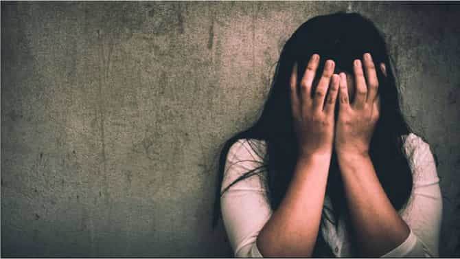 तुला पप्पांनी घरी बोलवलंय, नाशकात अल्पवयीन मुलीला गाडीत बसवलं, लॉजवर नेत विनयभंग
