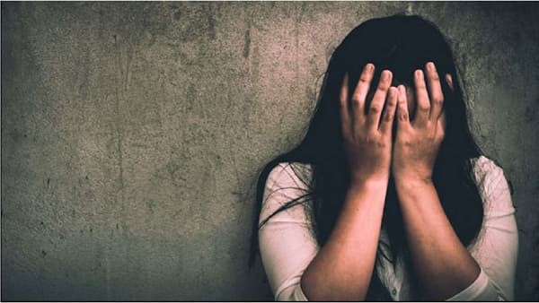 तुला पप्पांनी घरी बोलवलंय, नाशकात अल्पवयीन मुलीला गाडीत बसवलं, लॉजवर नेत विनयभंग