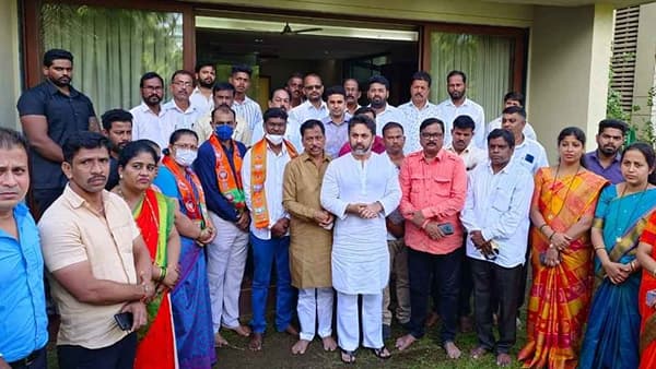 मुख्यमंत्री काल सिंधुदुर्गात आले, आज निलेश राणेंचा शिवसेनेला झटका; पंचायतीतील सेनेच्या तीन सदस्यांचा भाजपमध्ये प्रवेश