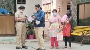 पोलिसांना शिवीगाळ, काँग्रेसच्या दोन महिला कार्यकर्तींना एक दिवसाची पोलीस कोठडी