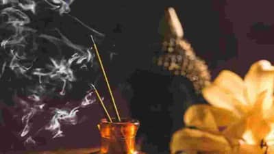 Important Puja tips : पूजेमध्ये धूप आणि उदबत्ती का लावली जाते? जाणून घ्या देवाशी त्याचा किती संबंध आहे ते