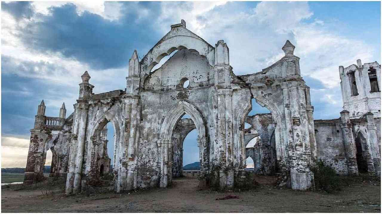 हे चर्च कर्नाटकातील हसनपासून सुमारे 22 किमी अंतरावर असलेल्या शेट्टीहल्ली रोझरी येथे स्थित आहे. तेथील स्थानिक लोक या चर्चला बुडणारे चर्च किंवा तरंगते चर्च म्हणून ओळखतात. सध्या ह्या चर्चची रचना भग्न आहे, तरीही ती उत्तम कलाकृतीचा एक अद्भूत नमुना आहे. 