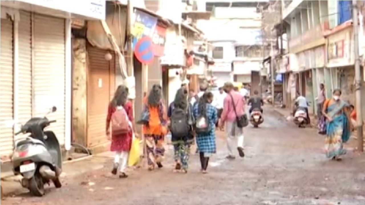 रत्नागिरी जिल्ह्यात आजच्या महाराष्ट्र बंदला संमिश्र प्रतिसाद मिळत आहे. नागरिक विविध कारणांनी घराबाहेर पडत आहे.
