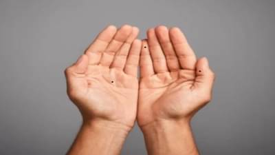 Palmistry : तळहातावरील तीळ काय सांगतो? जाणून घ्या शुभ-अशुभ संकेत