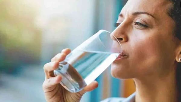 स्वतःला हायड्रेटेड ठेवा - निर्जलीकरण हे बद्धकोष्ठतेचे एक कारण आहे. पुरेसे पाणी पिल्याने बद्धकोष्ठता दूर होऊ शकते. बद्धकोष्ठतेसाठी हा सर्वात सोपा नैसर्गिक उपाय आहे.