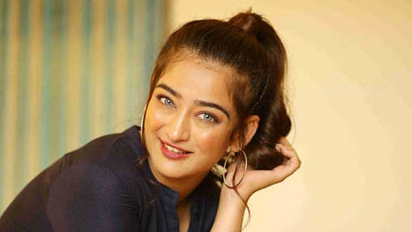 मद्रासमध्ये जन्मलेल्या अक्षराला प्रेमाने अक्षू म्हटले जाते. अक्षराने 'शमिताभ' चित्रपटाद्वारे बॉलिवूडमध्ये एंट्री केली आणि त्याबद्दल ती बरीच चर्चेत देखील होती.