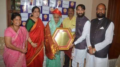 अजित पवारांना शरद पवारांनी उभे केले, उपमुख्यमंत्र्यांचा जीवनपट सांगताना मातोश्रींच्या डोळ्यांच्या कडा पाणावल्या