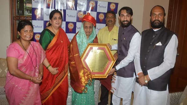 अजित पवारांना शरद पवारांनी उभे केले, उपमुख्यमंत्र्यांचा जीवनपट सांगताना मातोश्रींच्या डोळ्यांच्या कडा पाणावल्या