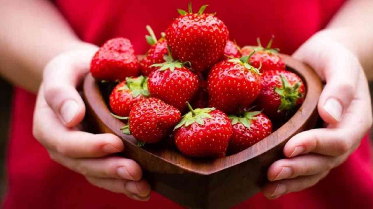 स्ट्रॉबेरी - स्ट्रॉबेरीमध्ये व्हाईटिंग एंजाइम मॅलिक अॅसिड असते. पांढऱ्या दातांसाठी स्ट्रॉबेरी थेट दातांवर घासून किंवा प्युरी बनवून पेस्टप्रमाणे चोळा.