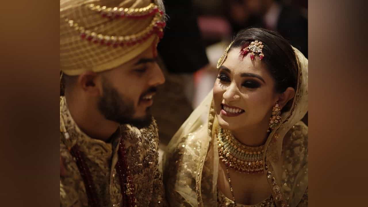केकेआरचे स्टार फलंदाज नितीश राणाचं नाव आज क्रिकेट विश्वात खूप मोठं आहे. राणा हा मधल्या फळीचा मजबूत फलंदाज आहे. राणा आपल्या खेळासोबतच वैयक्तिक आयुष्याबद्दलही खूप चर्चेत असतो. त्याची पत्नी सांची मारवाहही अभिनेत्रीपेक्षा कमी नाही. चला तिचे काही सुंदर फोटो पाहूयात.