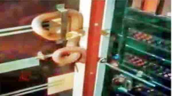 अपार्टमेंटमध्ये नागोबा डोलाया लागला, हजार रुपयांसाठी कोब्रा अडकावला दारावर; नाशिकमध्ये सर्पमित्राची नसती उठाठेव