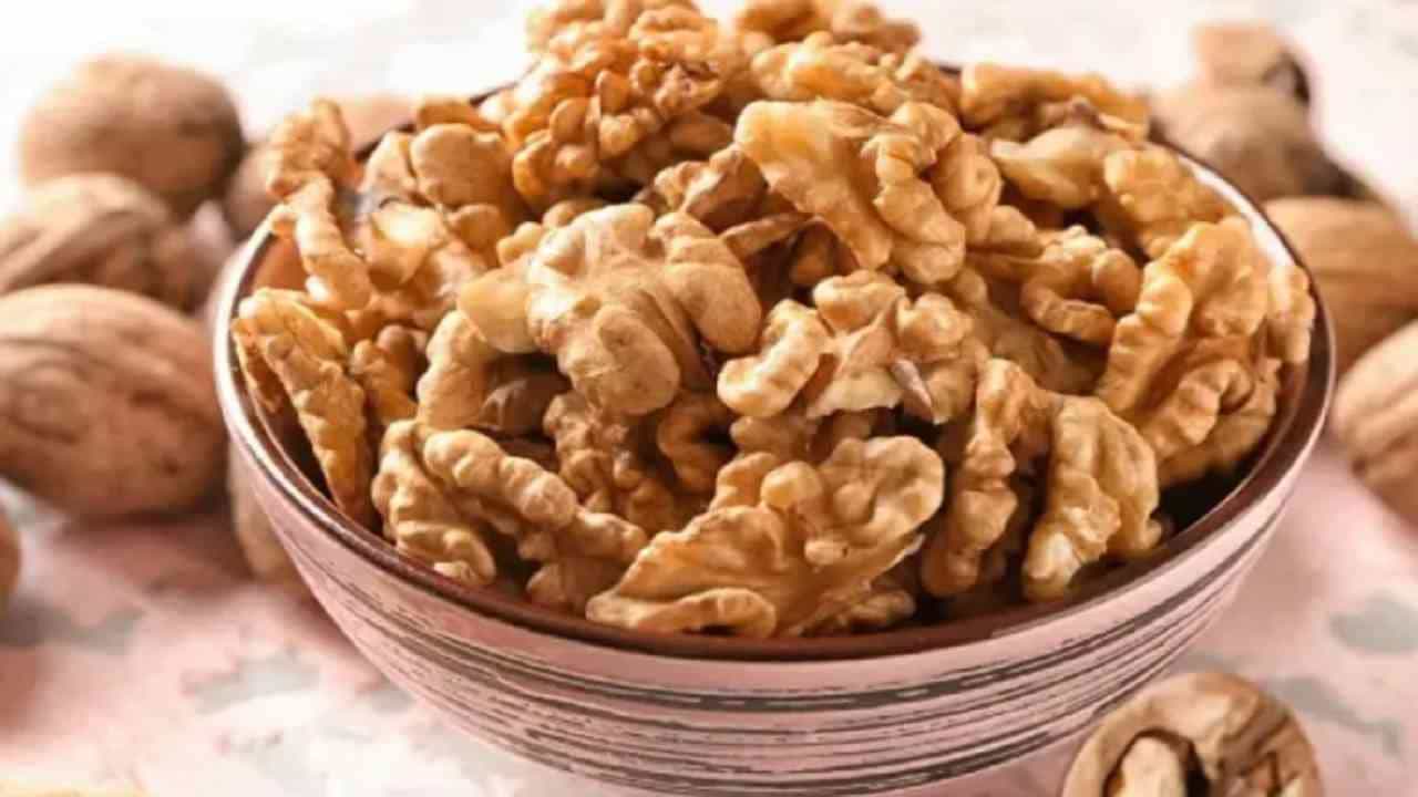अक्रोड कोणत्याही स्वरूपात खाल्ले जाऊ शकते. शेक पासून केक पर्यंत सलाद बाउल पर्यंत, हे अनेक प्रकारे सेवन केले जाऊ शकते. अमेरिकन कॉलेज ऑफ कार्डिओलॉजीने प्रकाशित केलेल्या अभ्यासानुसार, अक्रोड शरीरात जळजळ रोखण्यास मदत करते. कारण ते ओमेगा -3 फॅटी अॅसिडमध्ये समृद्ध असतात. अक्रोड हृदयरोग कमी करण्यास देखील मदत करतात.