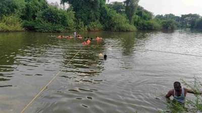 औरंगाबाद: करमाड परिसरात कार तलावात कोसळली, दोन तास शोधूनही कारचा पत्ता नाही, प्रवाशांचा मृत्यू झाल्याची शक्यता