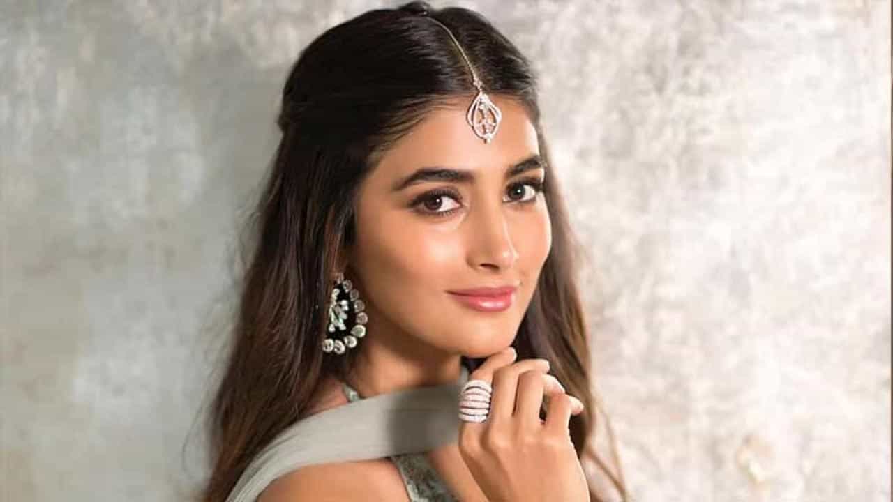 टॉलीवूडपासून बॉलिवूडमध्ये स्वत:ला प्रस्थापित करणाऱ्या अभिनेत्री पूजा हेगडे हिचा जन्म 13 ऑक्टोबर 1990 रोजी झाला. या वर्षी पूजा तिचा 31 वा वाढदिवस साजरा करत आहे. पूजाचा जन्म मुंबईतच झाला होता, त्यामुळे ती अभिनयाशी संबंधित आहे, यात आश्चर्य नाही. महाविद्यालयीन दिवसांपासून पूजाला अभिनय, मॉडेलिंगची आवड होती आणि या छंदानेच तिला इंडस्ट्रीत आणले. शालेय आणि महाविद्यालयीन दिवसांपासून तिने मॉडेलिंग स्पर्धांमध्ये भाग घ्यायला सुरुवात केली होती.