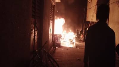 पार्किंगमध्ये उभ्या बाईक्स पेटल्या, मुंबईत 20 ते 25 दुचाकी जळून खाक