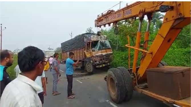 डुलकी लागल्याने ट्रक चालकाची धडक, अपघातानंतर जखमी तरुणाला मारहाण करुन पलायन