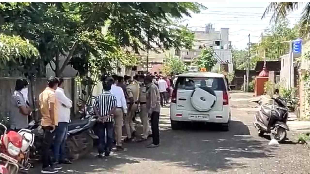 आईचा खून करुन मृतदेह झुडपात टाकला, बार्शीचा नराधम मुलगा रत्नागिरीत कसा सापडला? आईचा खून करुन मृतदेह झुडपात टाकला, बार्शीचा नराधम मुलगा रत्नागिरीत कसा सापडला?