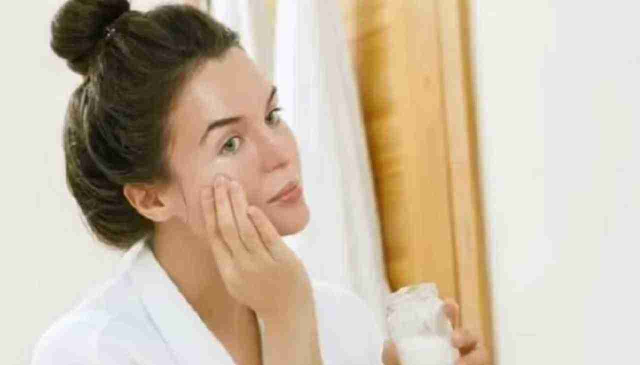 Skin Care Tips : तेलकट त्वचेची समस्या दूर करण्यासाठी हे बेसन पीठाचे फेसपॅक अत्यंत फायदेशीर, वाचा!
