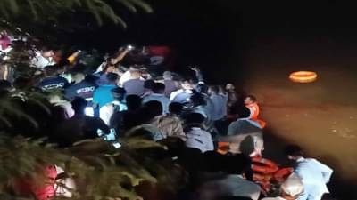औरंगाबादः 25 जवानांचे 5 तास शर्थीचे प्रयत्न, करमाडच्या तलावातली कार अखेर बाहेर, तिघांचा मृत्यू
