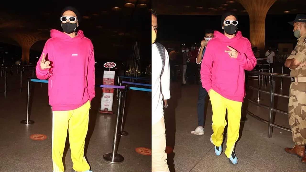 प्रत्येक वेळी बॉलिवूड अभिनेता रणवीर सिंह (Ranveer Singh) लोकांचे लक्ष आपल्याकडे वेधून घेतो. त्याचा लूक प्रत्येक वेळी वेगळा असतो, जो चाहत्यांना त्याच्याकडे पाहायला भाग पाडतो. नुकताच रणवीर विमानतळावर स्पॉट झाला होता.