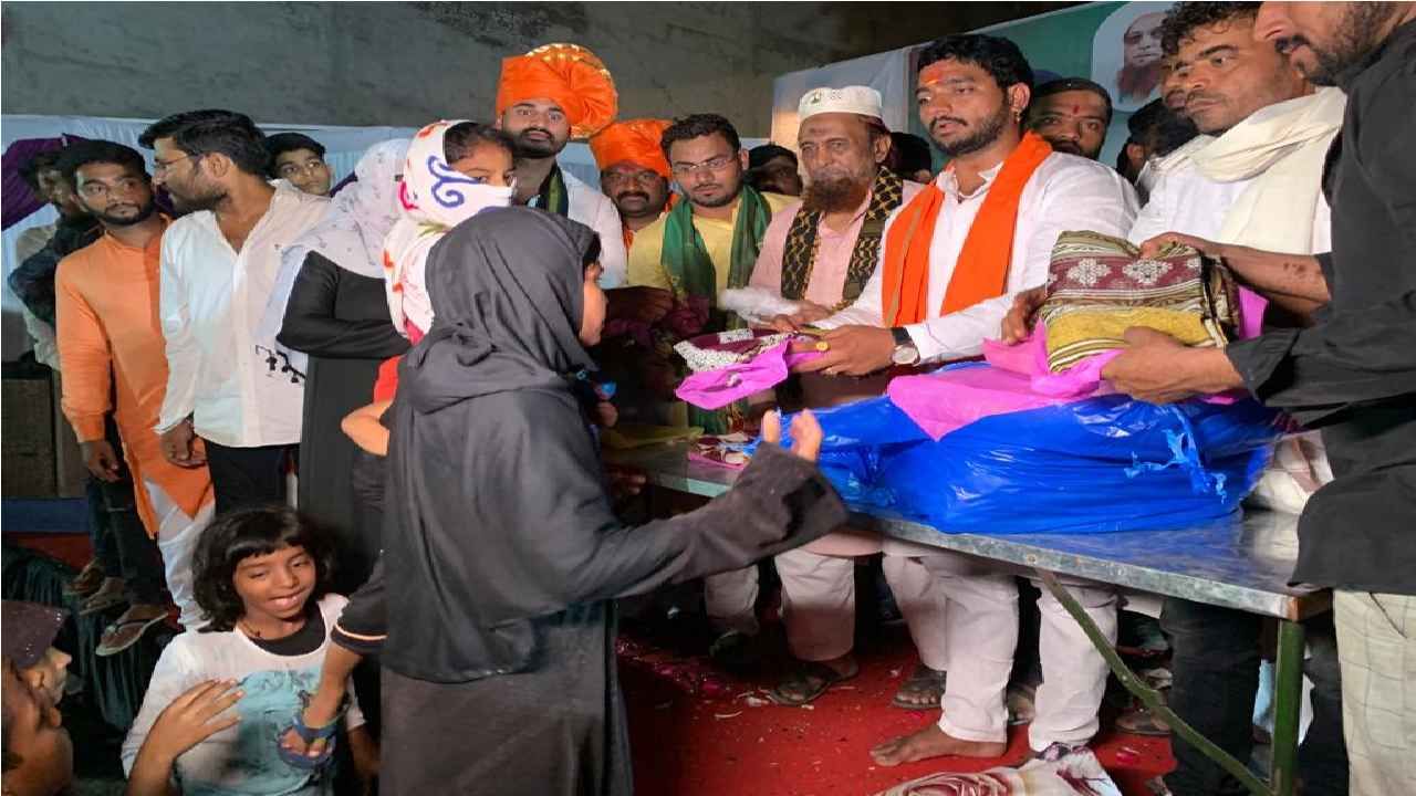 कोरोना माहामारीत हाताचे काम गेले. अशातच अतिवृष्टीत पुन्हा कंबरडे मोडले. अशात नवरात्र महोत्सव आहे. त्यामुळे याच गरजू कुटुंबातील सदस्यांना टायगर ग्रुपने मदतीचा हात पुढे केला आहे.