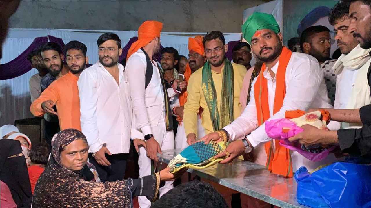 टायगर ग्रुपमधील एका सदस्याचा वाढदिवस होते. वाढदिवसानिमित्त कसलाही डामडौल न करता खर्चाला फाटा देत बीड शहरातील तब्बल 501 कुटुंबांना मदतीचा हात दिला आहे.