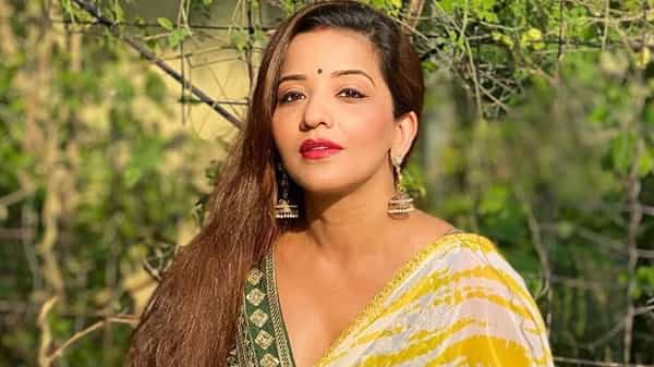 भोजपुरी क्वीन मोनालिसा आपल्या स्टाईलने सर्वांची मनं जिंकत असते. सोशल मीडियावर लाखो लोक तिला फॉलो करतात. तिचे फोटो पोस्ट करताच व्हायरल होतात. यावेळी मोनालिसाने पारंपारिक अवताराने चाहत्यांची मने जिंकली आहेत.