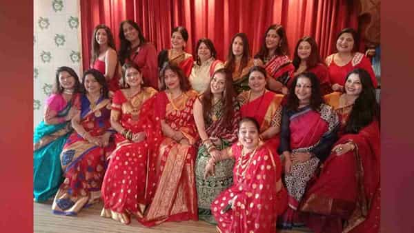 मराठी चित्रपट सृष्टीतील अभिनेत्री आणि इतर क्षेत्रातील सख्यांनी मिळून पारंपरिक भोंडला साजरा केला. यावेळी अभिनेत्री अर्चना नेवरेकर आणि लीना नांदगावकर यांनी मिळून या भोंडल्याचं आयोजन केलं होतं.