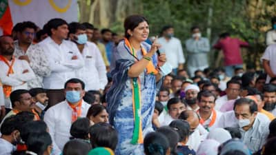 बीडसाठी कुणी काय केलं? पंकजा मुंडे म्हणतात आता एका शेतकऱ्याला 98 पैसे विमा आला!