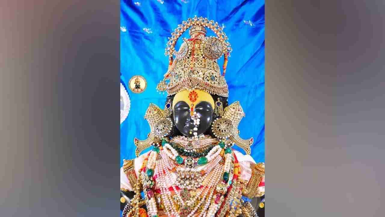 नवरात्रीच्या काळात देवाचे हे वेगळे आणि आकर्षक देखणे रूप पाहण्यासाठी  पंढरपूर आणि परजिल्ह्यातून अनेक महिला भाविक आवर्जून गर्दी करतात