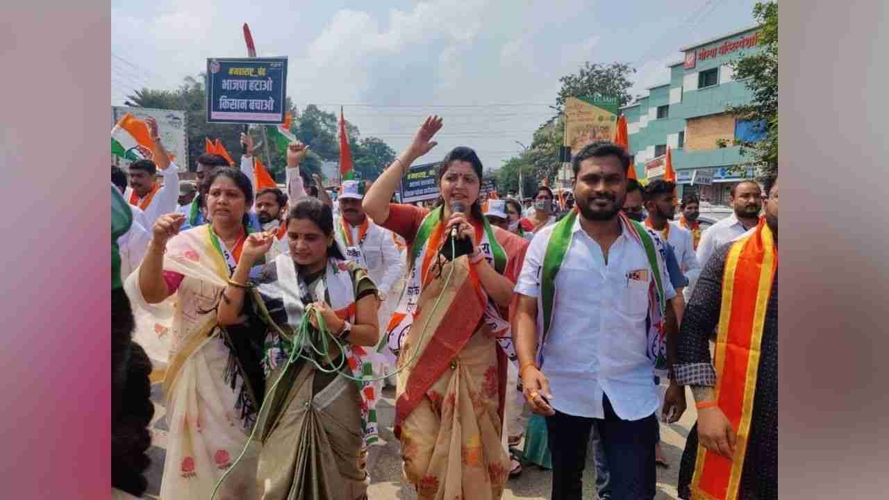 नगरसेविका ते प्रदेशाध्यक्ष असा त्यांचा प्रवास आहे. रुपाली चाकणकर यांची ओळख महिला प्रश्नावर लढणाऱ्या आणि पक्षाची बाजू खंबीरपणे मांडत विरोधकांना सडेतोड उत्तर देणाऱ्या नेत्या म्हणून आहे. राष्ट्रवादीच्या महिला प्रदेशाध्यक्षपदाची महत्त्वाची जबाबदारी त्यांनी उत्तमरित्या पेललीय. संपूर्ण महाराष्ट्रात फिरुन राष्ट्रवादीचं महिला संघटन मजबूत करण्यावर त्यांचा भर राहिला आहे. रुपाली चाकणकर यांच्याशी जेव्हा आमचं बोलणं झालं त्यावेळी त्यांचा राजकीय प्रवास उलगडत गेला.