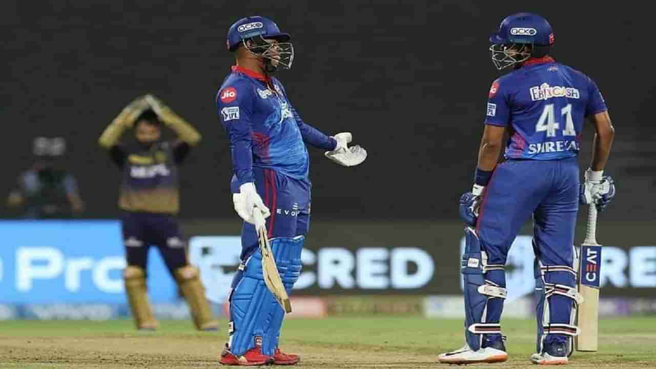 IPL 2021: दिल्लीविरुद्ध केकेआर सामन्यात पाहायला मिळालं अजब दृश्य, तंबूत परतलेल्या शिमरॉनला पंचानी पुन्हा बोलवलं, नेमकं काय घडलं?