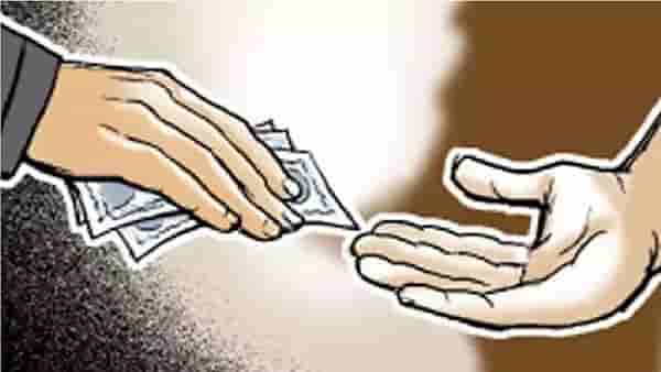 अनधिकृत बांधकाम वाचवण्यासाठी पैशांची मागणी; काँग्रेसच्या नगरसेवकाला लाच घेताना रंगेहाथ पकडले