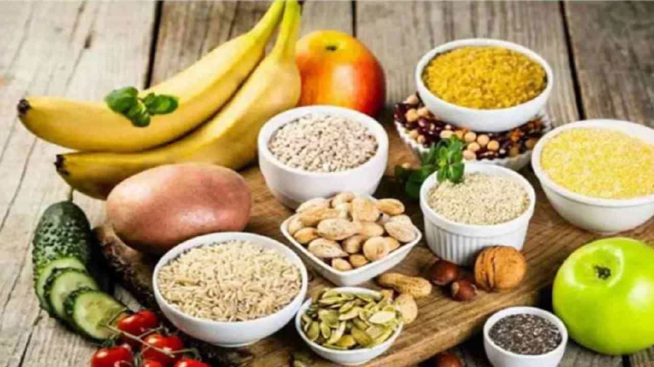 आपल्या दैनंदिन आहारामध्ये नेहमीच संतुलित आहार घ्या. जीवनसत्त्वे सी आणि ई, ल्यूटिन, झिंक आणि ओमेगा 3 फॅटी अॅसिड समृध्द अन्न समाविष्ट करा. हे डोळ्यांशी संबंधित अनेक समस्या जसे मोतीबिंदू दूर करण्यास मदत करते. हिरव्या पालेभाज्या जसे पालक, कोबी, बीट, हिरव्या भाज्या तसेच ट्यूना आणि सॅल्मन सारखे मासे, बियाणे, सोयाबीन, नट आणि अंडी प्रथिने, लिंबू, संत्रा इत्यादी लिंबूवर्गीय फळे समाविष्ट करा.