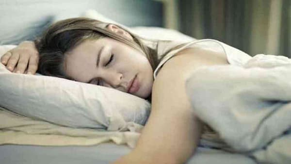 Health Tips : जाणून घ्या कोणत्या वयाच्या व्यक्तीने किती तास झोपले पाहिजे!