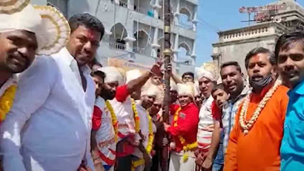 Navratri 2021 | तुळजाभवानी देवीच्या देवळात मानाच्या काठ्या दाखल